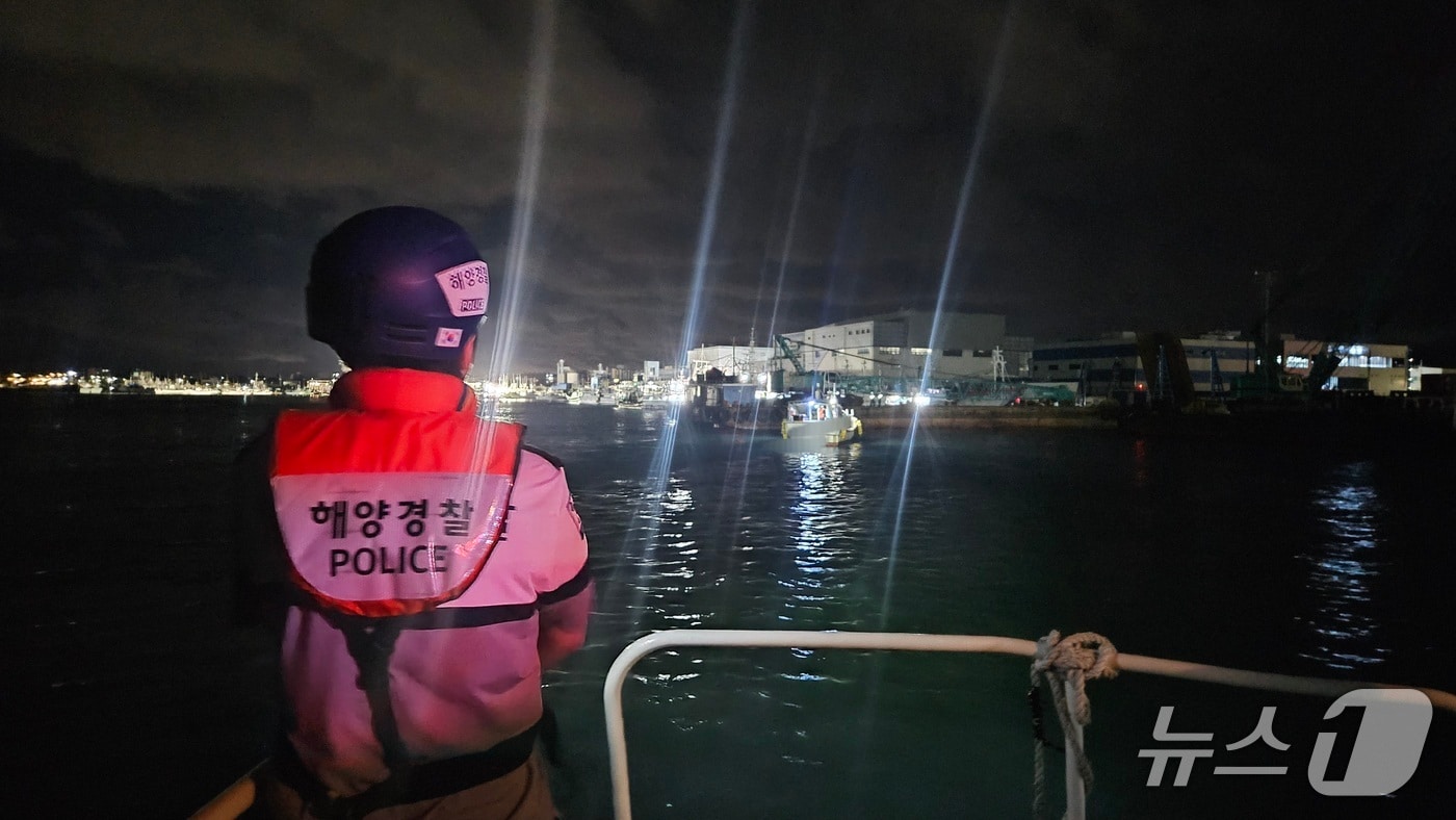 지난 16일 오후 제주시 비양도 인근 해상에서 기관이 고장난 선박이 한림외항으로 입항한 모습.(제주해양경찰서 제공. 재판매 및 DB 금지)