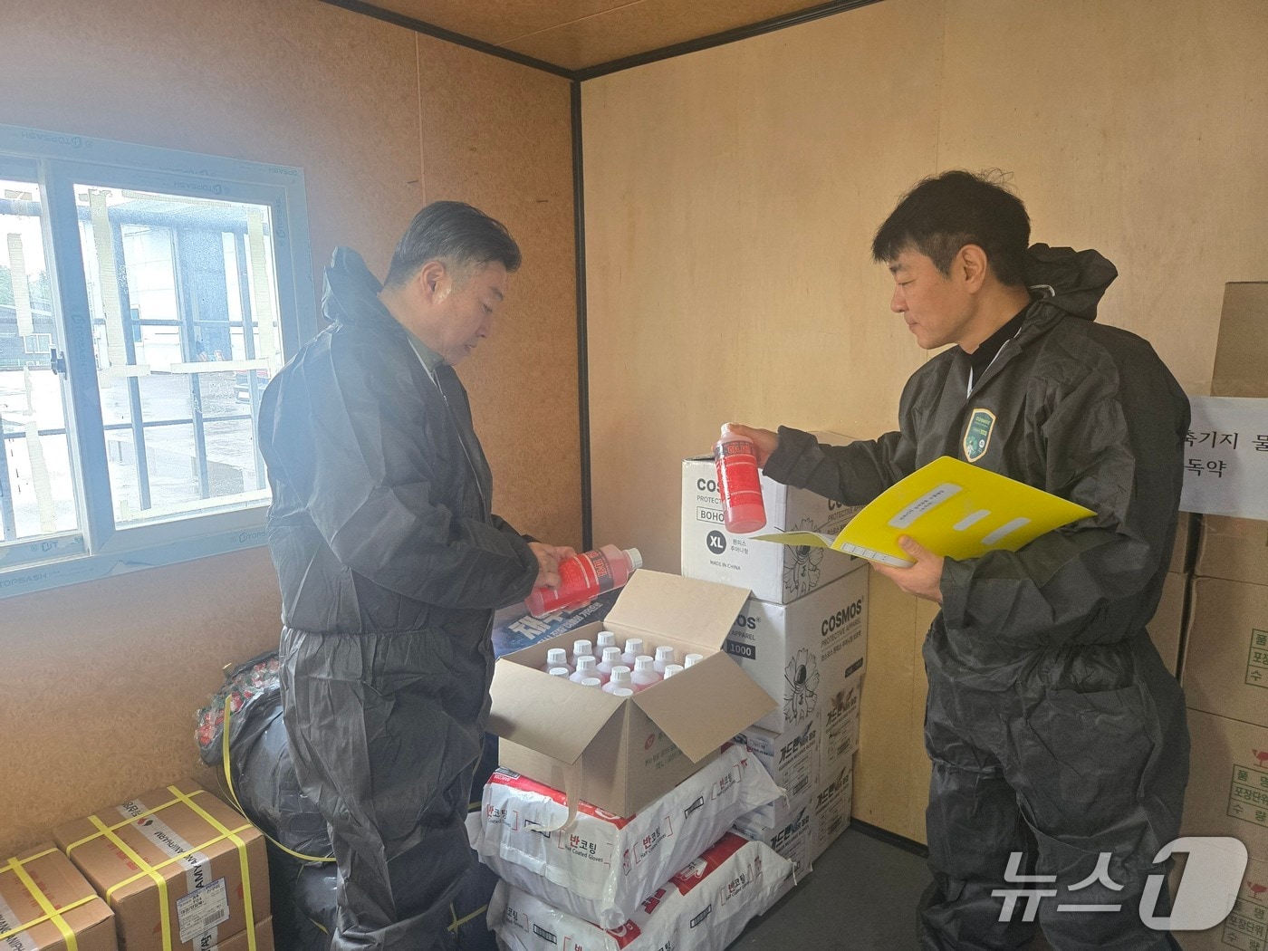 동절기 방역용품 비축기지 현장점검.&#40;농협 강원본부 제공. 재판매 및 DB금지&#41;/뉴스1