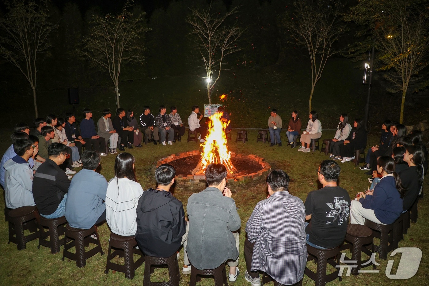 전북 진안군 신규 공무원 38명이 전춘성 군수와 이야기를 나누는 시간을 갖고 있다.(진안군제공. 재판매 및 DB금지)2025.10.17/뉴스1