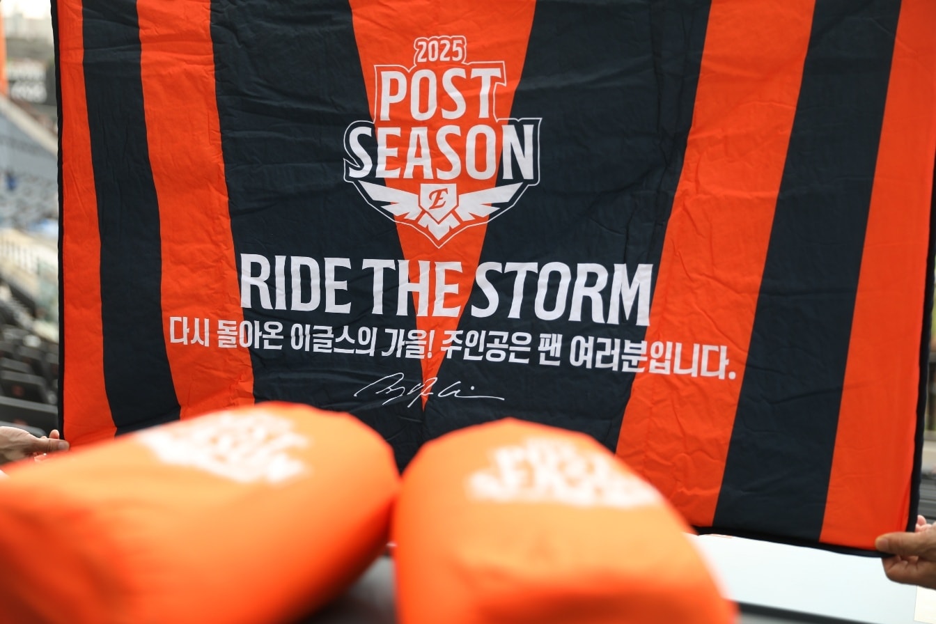 한화 구단이 팬들에게 나눠준 패딩 담요.(한화 이글스 제공)