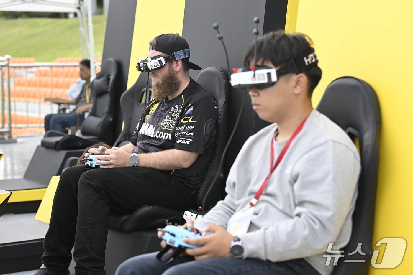 &#39;2025 남원국제드론제전 with 로봇&#39; 축제 개막 이틀째인 17일 DFL 국제 드론 레이싱 대회에 참여한 선수들이 경기에 집중하고 있다.&#40;남원시 제공. 재판매 및 DB금지&#41;/뉴스1