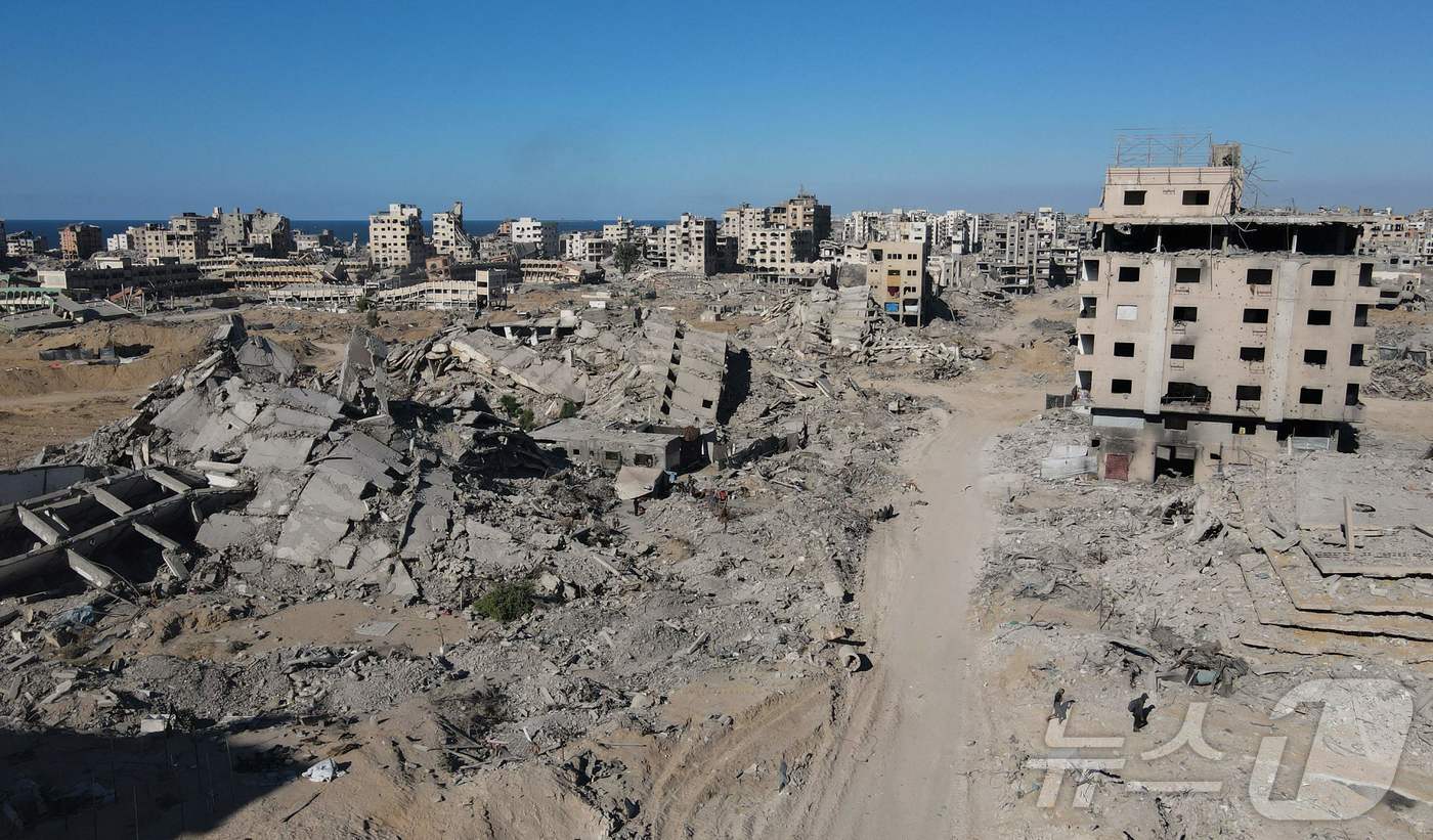 15일(현지시간) 미국의 중재로 이뤄진 이스라엘과 팔레스타인 간 휴전이 이뤄진 후 촬영된 항공 사진. 가자시 북서부의 알마쿠시 타워 지구가 지난 2년간의 이스라엘 대규모 폭격으로 심각하게 파괴된 모습을 보여준다. ⓒ AFP=뉴스1