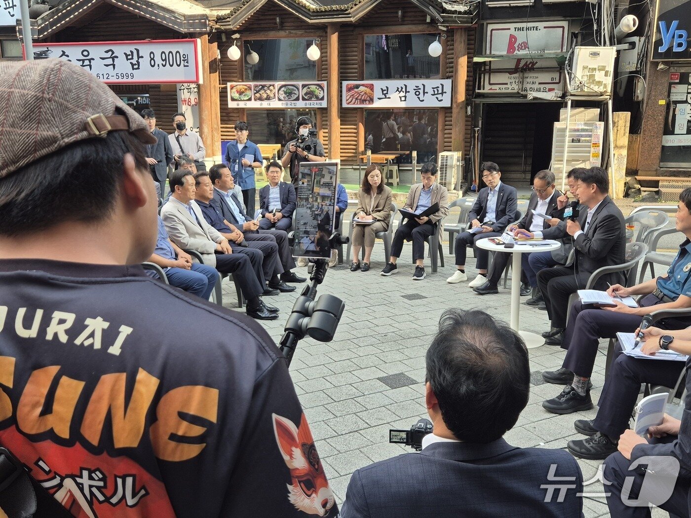 수도권지하철 1호선 부천역 일대 피노키오 광장에서 열린 '틈만나면, 현장속으로'를 실시간 중계하고 있는 유튜버.이시명기자/뉴스1