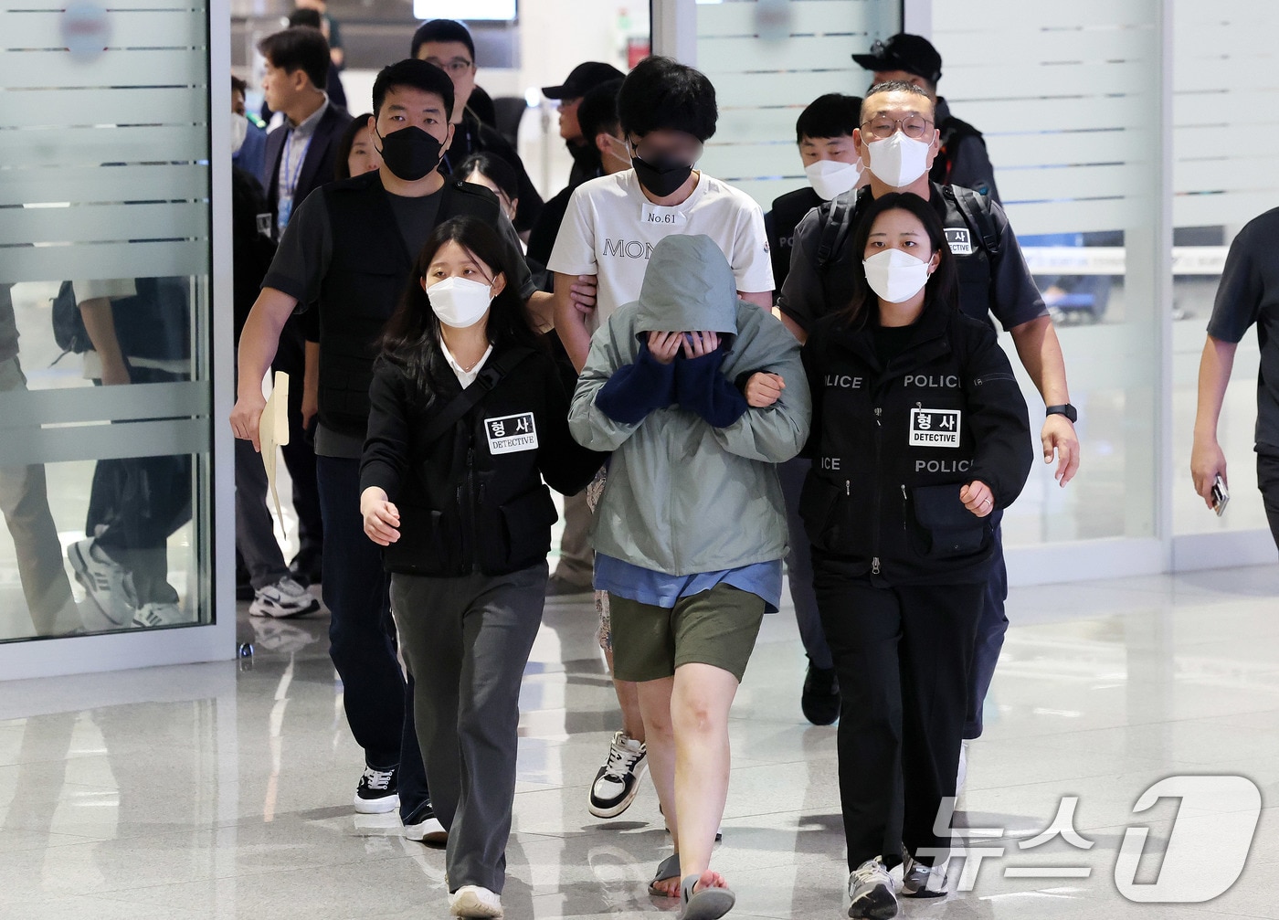 캄보디아 당국의 범죄단지 단속으로 적발돼 구금됐던 한국인들이 18일 오전 인천국제공항 2터미널을 통해 송환되고 있다. 2025.10.18/뉴스1 ⓒ News1 박지혜 기자