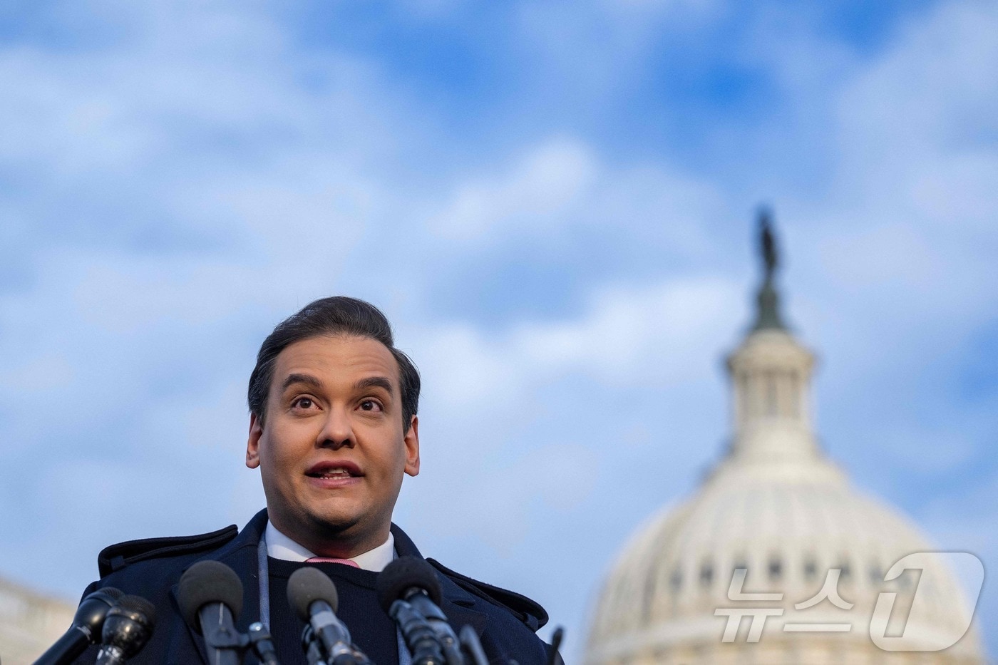 조지 산토스 전 하원의원이 2023년 11월 하원의원이었을 당시 국회의사당 밖에서 열린 기자회견에서 연설하고 있다. 2023.11.30 ⓒ AFP=뉴스1