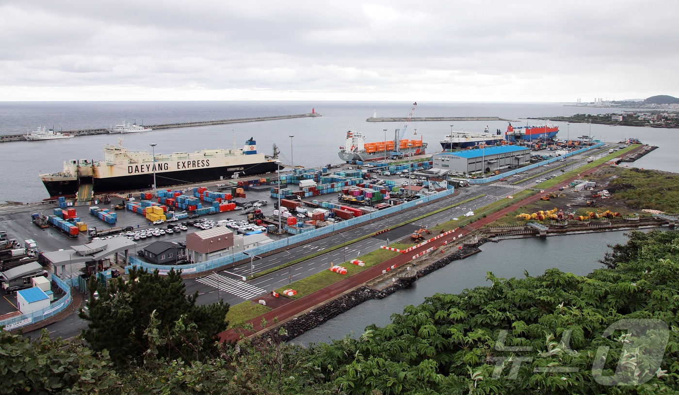 제주와 중국 칭다오를 이을 정기 컨테이너선 'SMC 르자오호'가 18일 오전 제주항에 첫 입항해 정박 중이다. ⓒ News1 오미란 기자