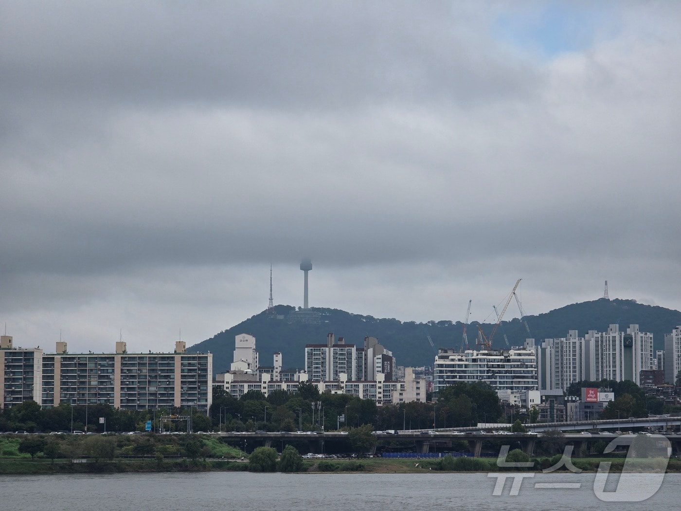 18일 서울에 낮게 깔린 비구름으로 서울 용산구 서울타워 상단 부분이 가려져있다. 2025.10.18/뉴스1 ⓒ News1 황덕현 기후환경전문기자