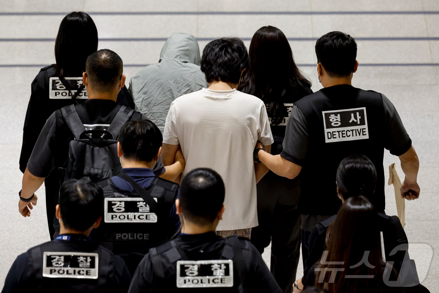 캄보디아 당국의 범죄단지 단속으로 적발돼 구금됐던 한국인들이 18일 오전 인천국제공항 2터미널을 통해 송환되고 있다. 이번 송환 대상자들은 이른바 '웬치'로 불리는 캄보디아 범죄단지에서 보이스피싱이나 로맨스 스캠(사기) 등 범죄에 가담한 혐의를 받고 있다. 이들은 호송 차량 23대 등을 타고 충남경찰청 등 6개 관할 경찰관서로 압송된다. (공동취재) 2025.10.18/뉴스1 ⓒ News1 박지혜 기자