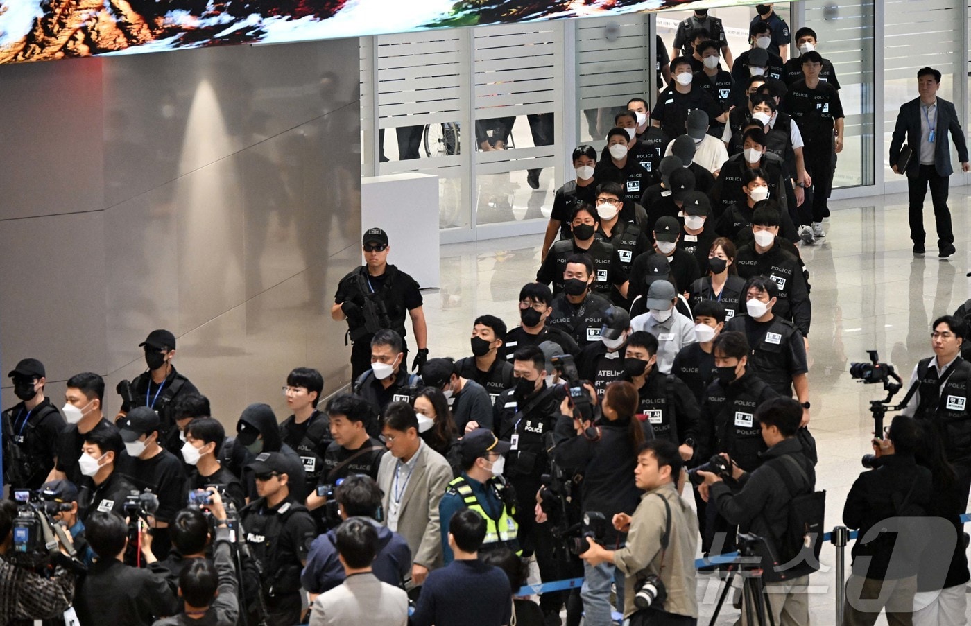 캄보디아 당국의 범죄단지 단속으로 적발돼 구금됐던 한국인들이 18일 오전 인천국제공항 2터미널을 통해 송환되고 있다. 이번 송환 대상자들은 이른바 '웬치'로 불리는 캄보디아 범죄단지에서 보이스피싱이나 로맨스 스캠(사기) 등 범죄에 가담한 혐의를 받고 있다. 이들은 호송 차량 23대 등을 타고 충남경찰청 등 6개 관할 경찰관서로 압송된다. (공동취재) 2025.10.18/뉴스1 ⓒ News1 박지혜 기자