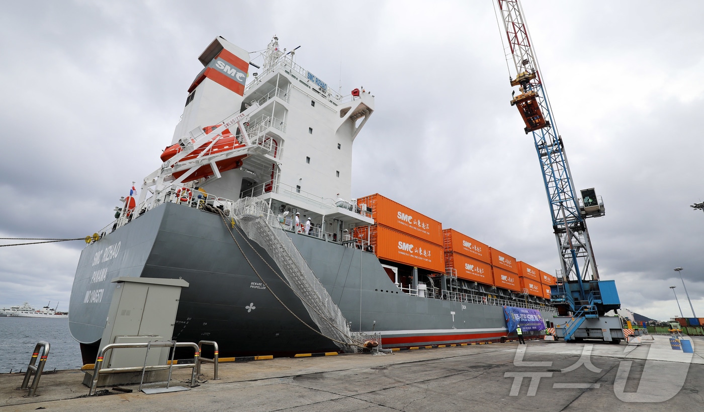 제주와 중국 칭다오를 잇는 정기 컨테이너선 'SMC 르자오호'가 18일 오후 제주항 10부두에 첫 입항해 정박 중이다. 2025.10.18/뉴스1 ⓒ News1 오미란 기자
