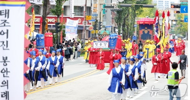 태조 이성계의 어진(왕의 초상화) 봉안 의례가 18일 조선왕조 본향 전북 전주시에서 재현됐다.(전주시 제공, 재판매 및 DB 금지)/뉴스1