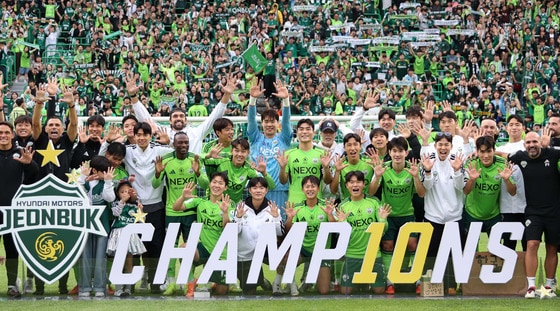 18일 전북 전주월드컵경기장에서 열린 하나은행 K리그1 2025시즌 풀리그 최종 33라운드 경기에서 전북 현대가 수원FC를 2대 0으로 꺾고 통산 10번째 우승을 차지했다. 우승이 확정된 뒤 전북 선수들과 코칭스태프가 함께 기념촬영을 하고 있다. (한국프로축구연맹 제공. 재판매 및 DB 금지) 2025.10.18/뉴스1