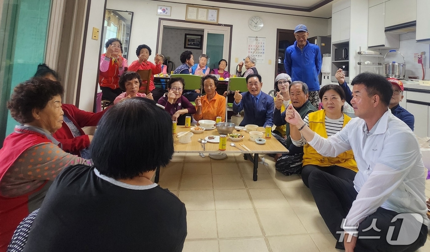 사단법인 어울림이 18일 덕산읍 7개 마을 주민을 대상으로 주거환경개선, 생활 지원 봉사활동을 진행했다.(진천군 제공, 재판매 및 DB금지)/뉴스1