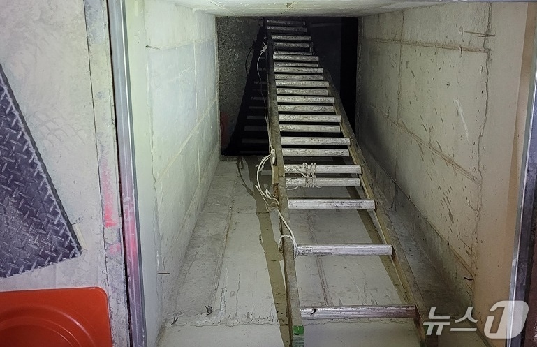 18일 오후 3시 25분쯤 부산 해운대구 재송동 대심도 지하터널 공사현장에서 전기 점검 작압을 하던 40대 A 씨가 5.4m 아래로 추락했다. 사진은 사고 현장모습(해운대경찰서 제공. 재판매 및 DB금지)