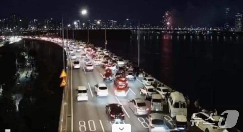 자동차 전용도로에 차량을 불법 주정차한 채 불꽃축제를 관람하고 있는 운전자들 (온라인 커뮤니티 캡처)