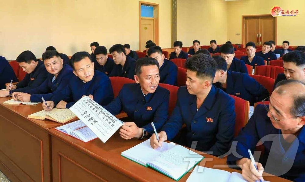 (평양 노동신문=뉴스1) = 북한 노동당 기관지 노동신문은 19일 "위원회, 성, 중앙기관 당 조직들에서는 일꾼들과 정무원들이 경애하는 총비서 동지의 역사적인 연설문헌들의 사상과 정신, 진수를 깊이 체득하고 그에 입각하여 적극적인 실행대책을 세워나가도록 하는데 모를 박고 학습조직과 지도를 심화시켜 나가고 있다"라고 보도했다. [국내에서만 사용가능. 재배포 금지. DB 금지. For Use Only in the Republic of Korea. Redistribution Prohibited] rodongphoto@news1.kr