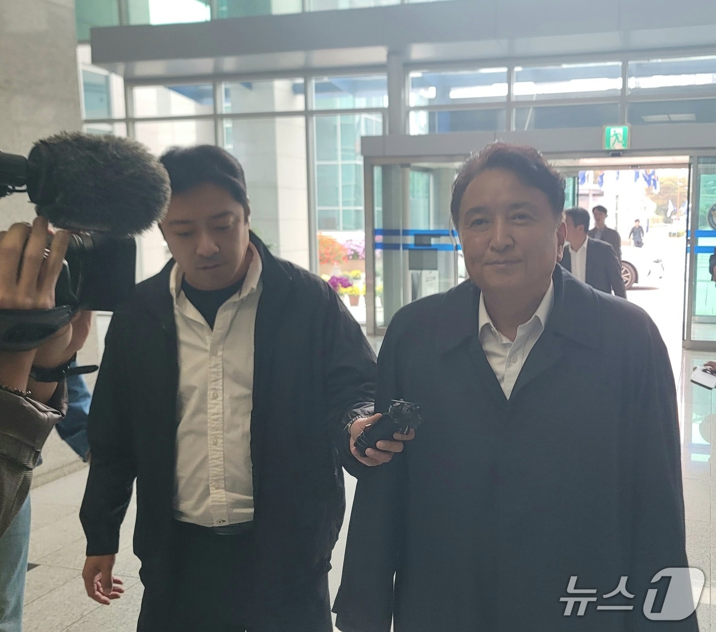 돈봉투를 건네받았다는 혐의&#40;청탁금지법 위반&#41;로 경찰 수사를 받는 김영환 충북지사가 19일 경찰에 출석했다.2025.10.19/뉴스1 임양규 기자 