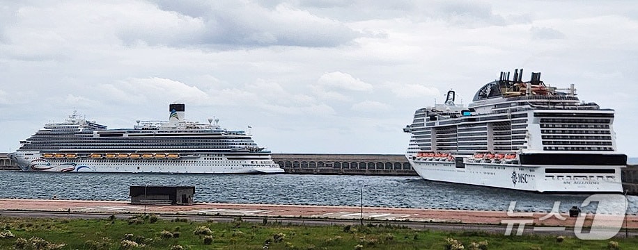 지난 17일 제주 서귀포시 강정항에 입항한 대형 크루즈 2척.(제주특별자치도 제공, 재판매 및 DB 금지)