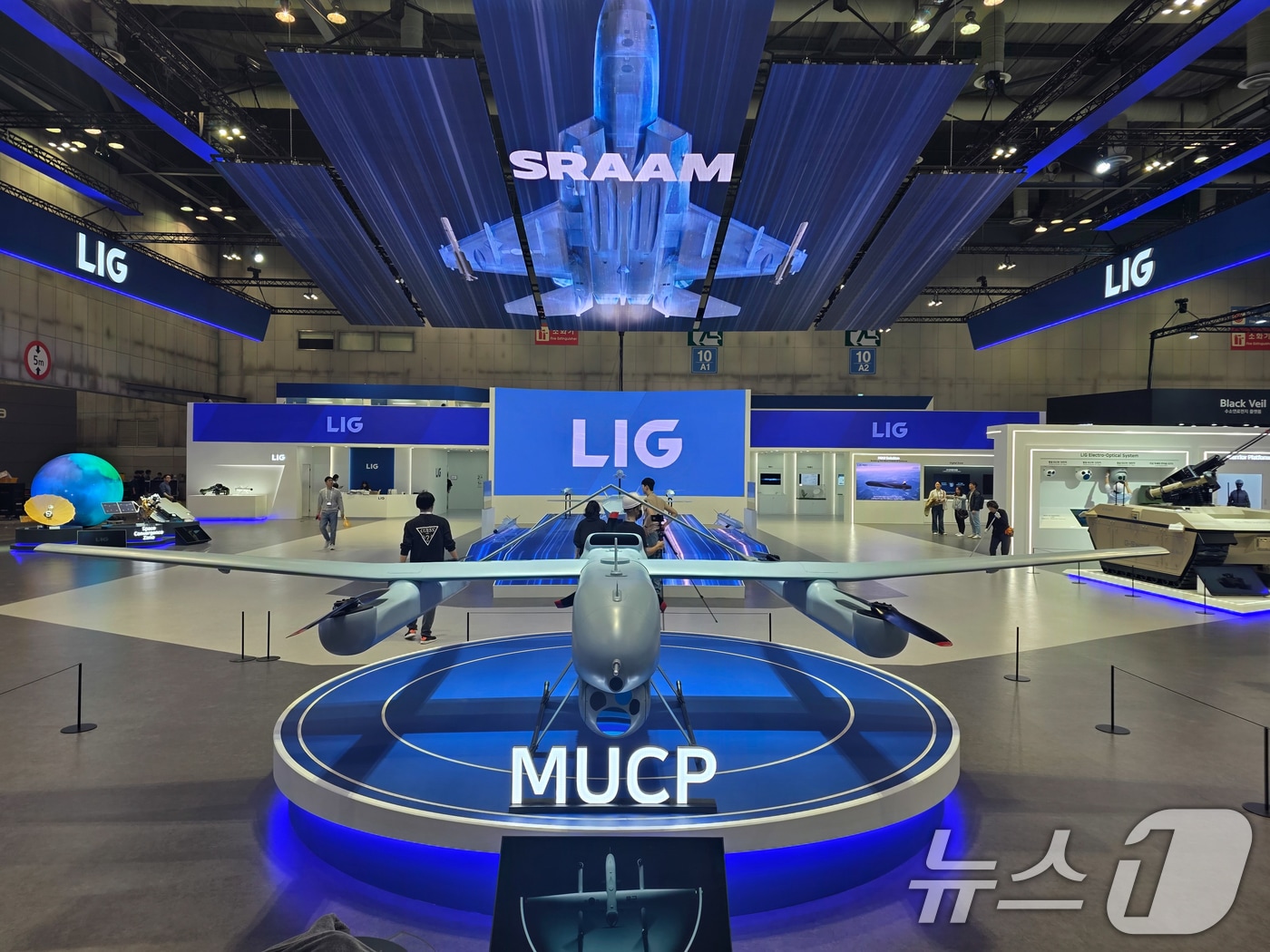 사진은 지난달 'ADEX 2025'에 참여한 LIG넥스원 부스 전경. 가운데에 중형무인기 공통 플랫폼(MUCP,)이 전시돼 있다. (LIG넥스원 제공. 재판매 및 DB 금지) 2025.10.19/뉴스1