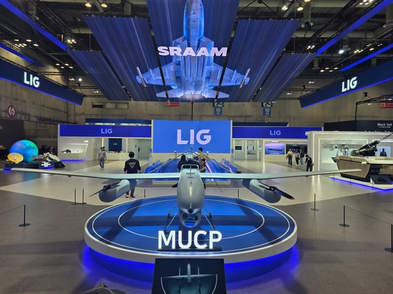 ADEX 2025 서울 국제 항공우주 및 방위산업 전시회 LIG넥스원 부스 전경. &#40;LIG넥스원 제공&#41;