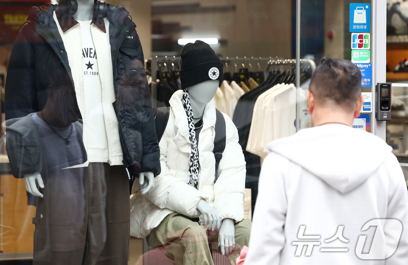 쌀쌀한 날씨를 보인 19일 서울 중구 명동 거리 상점에 겨울 외투가 진열돼 있다. 2025.10.19/뉴스1 ⓒ News1 김민지 기자