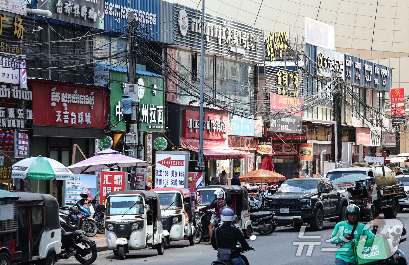 19일(현지시간) 캄보디아 프놈펜 한 거리 상가에 중국어와 크메르어가 혼재된 간판들이 붙어 있다. 2025.10.19/뉴스1 ⓒ News1 김도우 기자