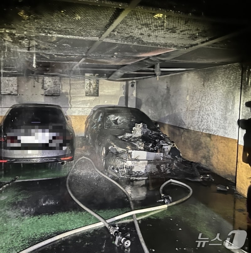 19일 오전 0시 58분쯤 대구 서구 평리동 한 모텔 주차장에 주차된 차량에서 불이나 소방당국이 진화에 나섰다(대구소방본부 제공. 재판매 및 DB 금지)2025.1019/뉴스1