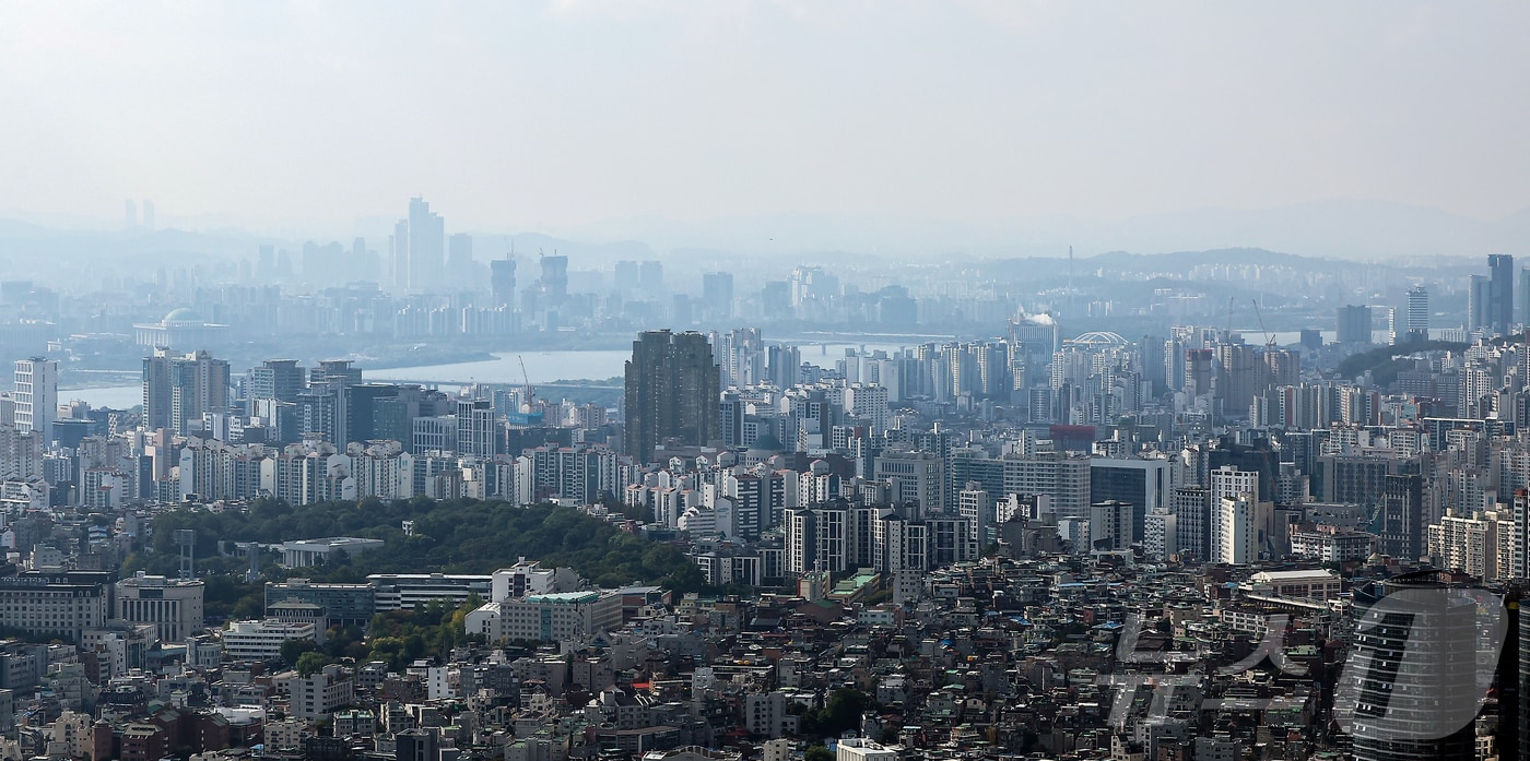 이재명 정부가 서울 전역과 경기 12곳을 규제 지역으로 지정한 10·15 부동산 대책을 발표한 가운데 갭투자 수요를 차단하고자 해당 지역들은 오는 20일부터 내년 12월 31일까지 토지거래허가구역으로 지정돼 2년 실거주 의무 및 담보인정비율(LTV) 40% 규제가 적용된다. 사진은 19일 서울 중구 남산에서 바라본 아파트 단지. 2025.10.19/뉴스1 ⓒ News1 김진환 기자