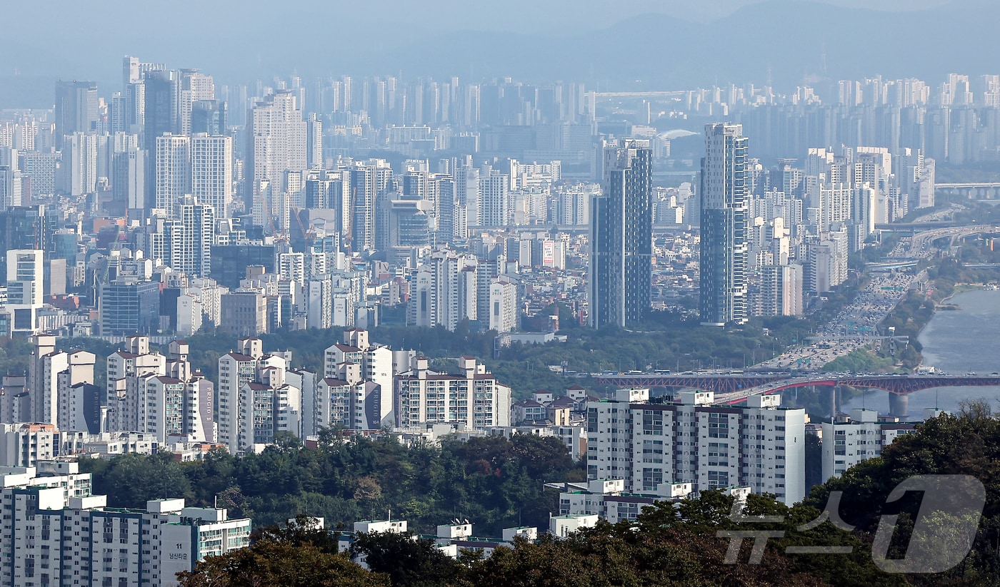 19일 서울 중구 남산에서 바라본 아파트 단지. 2025.10.19/뉴스1 ⓒ News1 김진환 기자