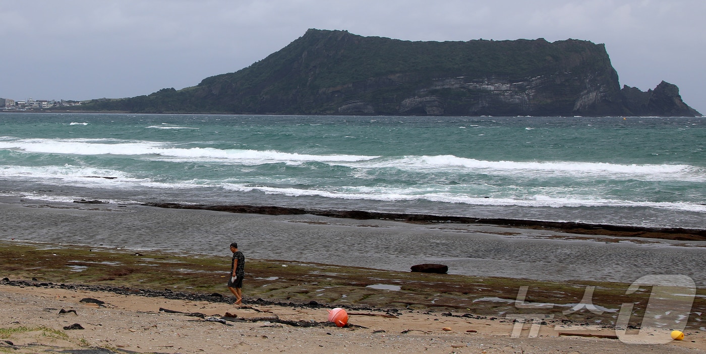 제주 서귀포시 성산읍 광치기해변에 물결이 높게 일고 있다. 2025.10.19 ⓒ 뉴스1 오미란 기자
