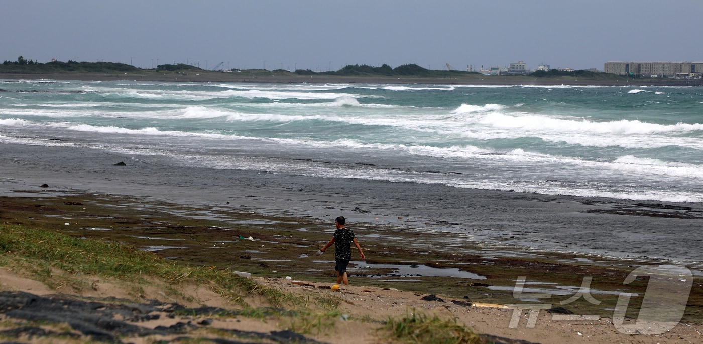 제주도 동·남·북부 앞바다에 풍랑주의보가 내려진 19일 오후 제주 서귀포시 성산읍 광치기해변에 파도가 높게 일고 있다. 2025.10.19/뉴스1 ⓒ News1 오미란 기자