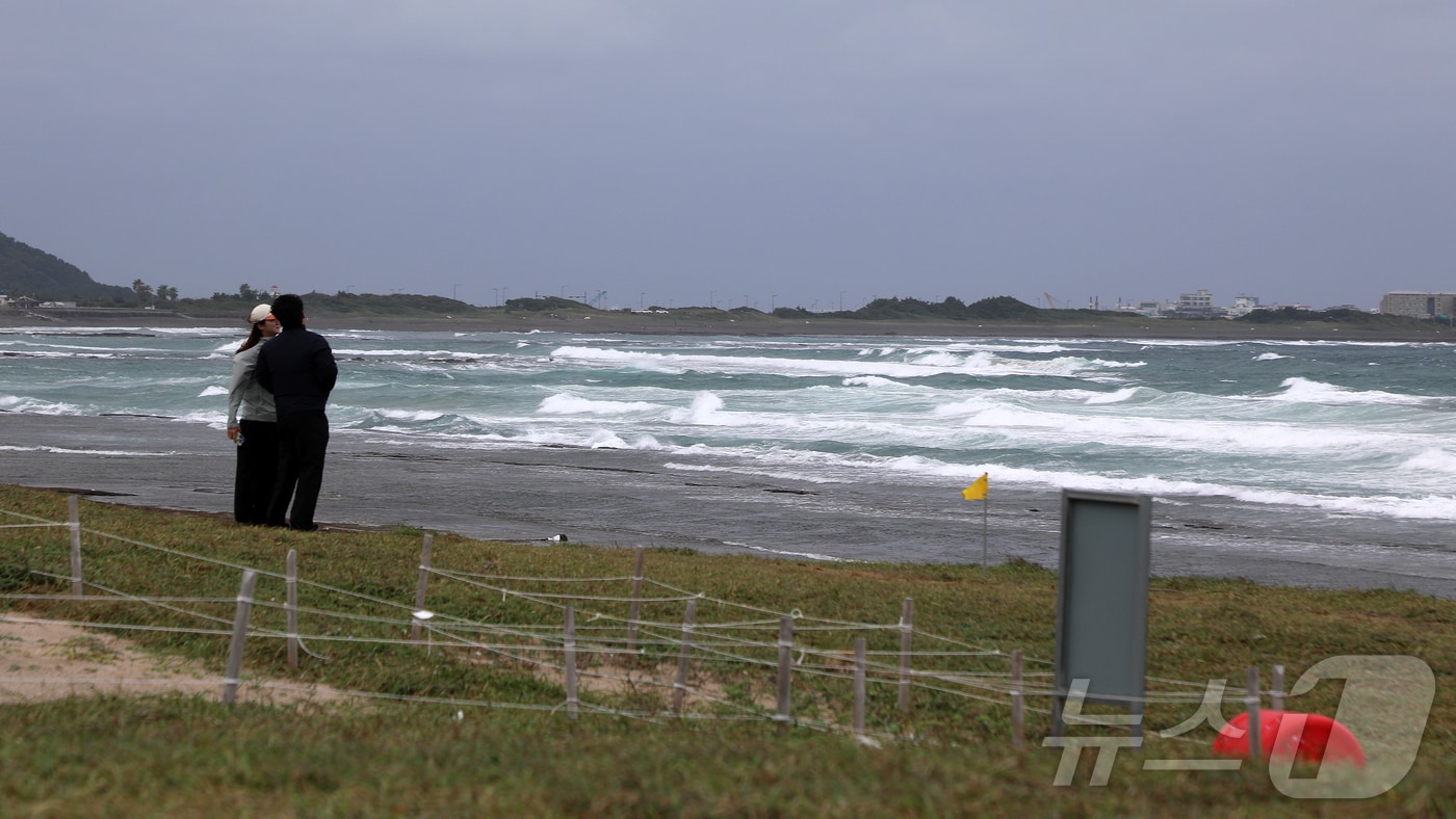 제주도 동·남·북부 앞바다에 풍랑주의보가 내려진 19일 오후 제주 서귀포시 성산읍 광치기해변에 파도가 높게 일고 있다. 2025.10.19/뉴스1 ⓒ News1 오미란 기자