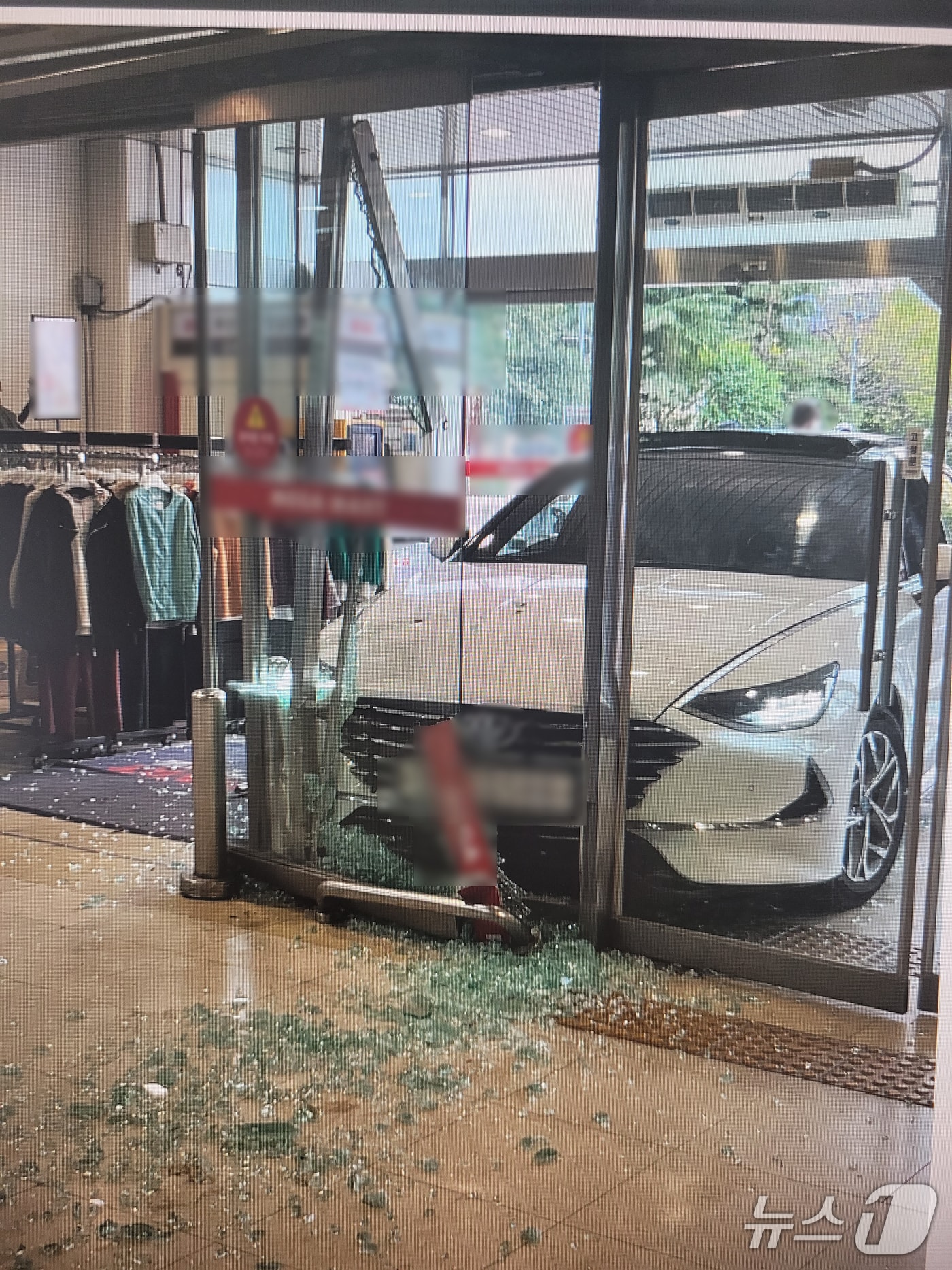 19일 낮 12시 25분쯤 부산 동래구의 한 대형마트에서 승용차를 몰고 마트 입구로 돌진한 60대가 경찰에 검거됐다. 사진은 사고 현장 모습.(동래경찰서 제공. 재판매 및 DB금지)