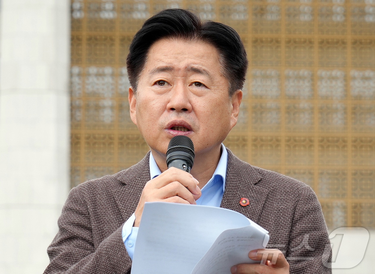 오영훈 제주특별자치도지사가 지난 12일 오후 국회 앞에서 장동혁 국민의힘 대표를 규탄하는 기자회견을 하고 있다.(제주특별자치도 제공, 재판매 및 DB 금지) 2025.10.19/뉴스1 ⓒ News1 오미란 기자