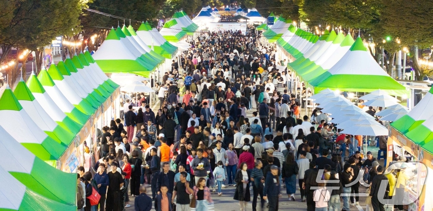 경북 구미 송정맛길에서 열린 '푸드 페스티벌'에 방문객들이 몰려 발 디딜틈이 없다. 19일까지 이틀간 열린 축제에는 23만 명이 방문해 인산인해를 이뤘다. (구미시 제공. 재판매 및 DB금지)/뉴스1 ⓒ News1 정우용 기자
