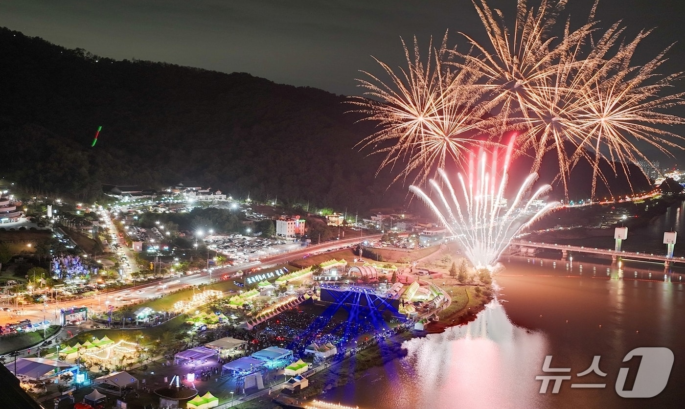 칠곡 낙동강 평화축제 불꽃놀이(칠곡군 제공. 재판매 및 DB금지)/뉴스1