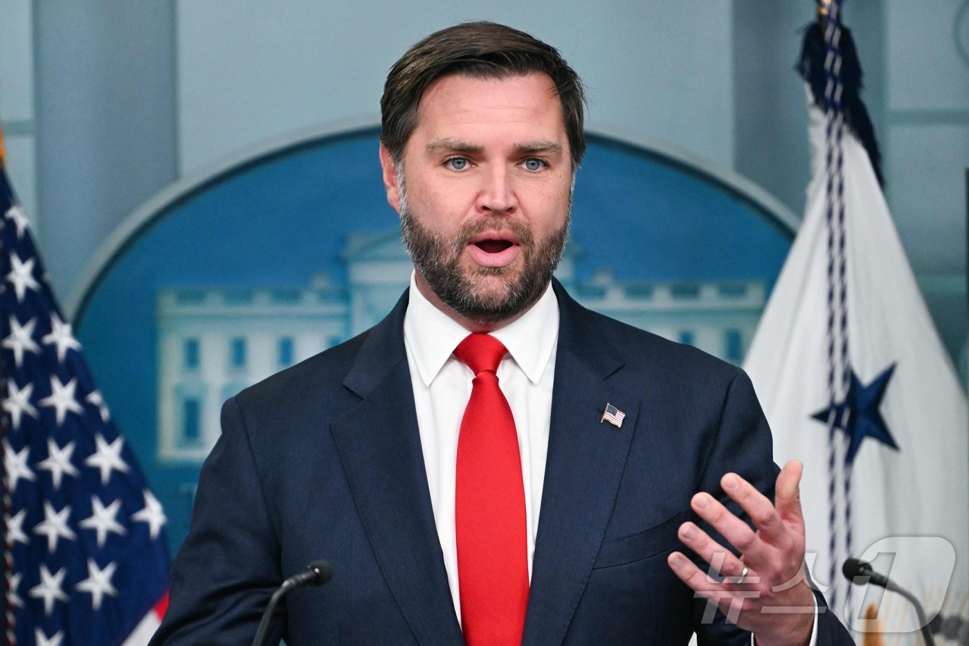 JD 밴스 부통령이 1일(현지시간) 미국 워싱턴DC 백악관 브래디 브리핑룸에서 열린 기자회견에서 임시예산안의 상원 부결로 연방 정부가 셧다운(일시적 업무 중지)된 데 대해 민주당을 비난하는 발언을 하고 있다. 2025.10.01. ⓒ AFP=뉴스1 ⓒ News1 류정민 특파원