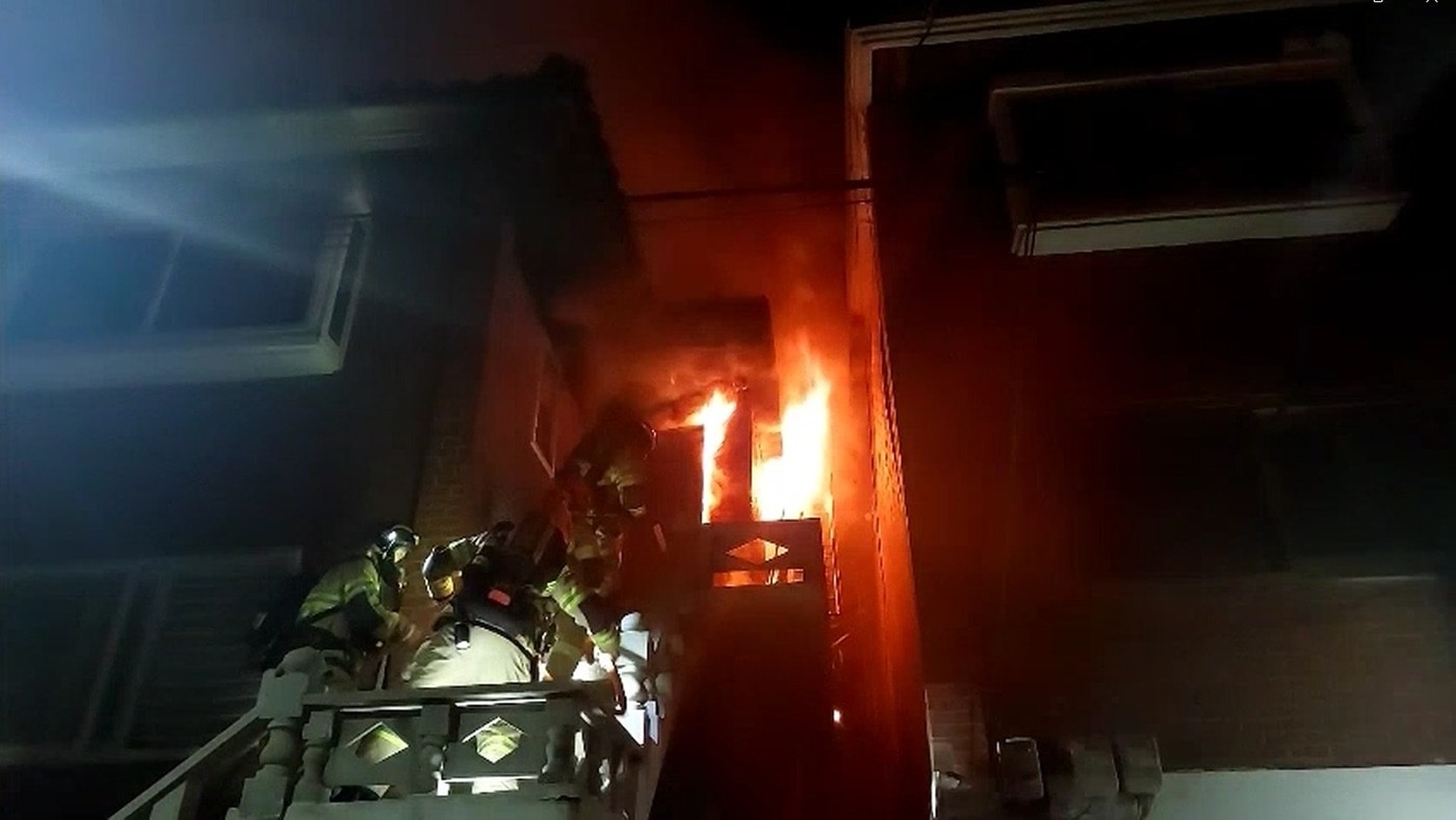 2일 서울 금천구 시흥동 다가구주택에서 발생한 화재.(금천소방서 제공)