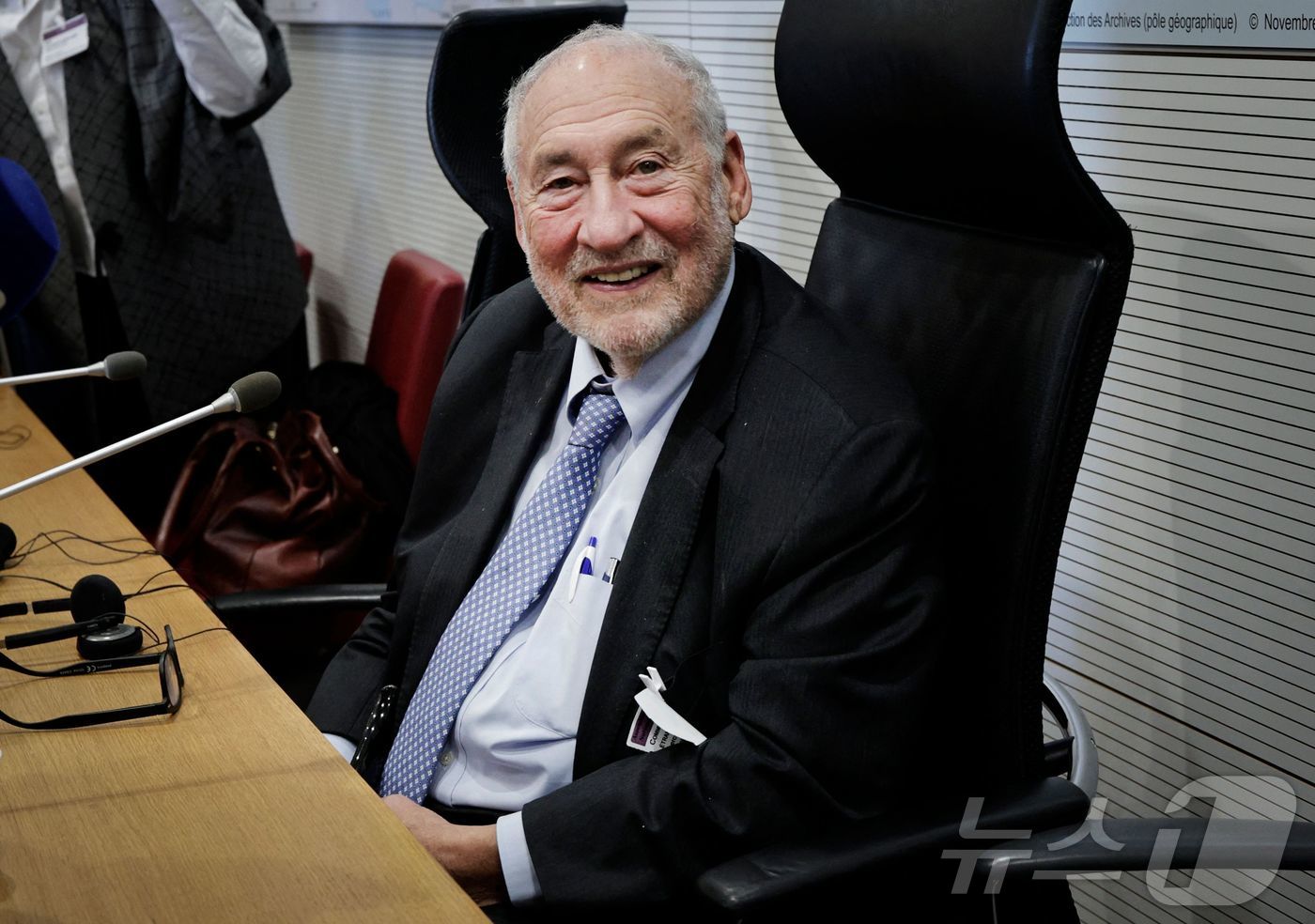 미국의 경제학자이자 노벨경제학상 수상자인 조지프 스티글리츠 컬럼비아대학 교수가 2025년 10월 1일 프랑스 파리 국회에서 열린 초부유층 과세에 관한 토론에 참석한 뒤 미소를 짓고 있다. ⓒ AFP=뉴스1