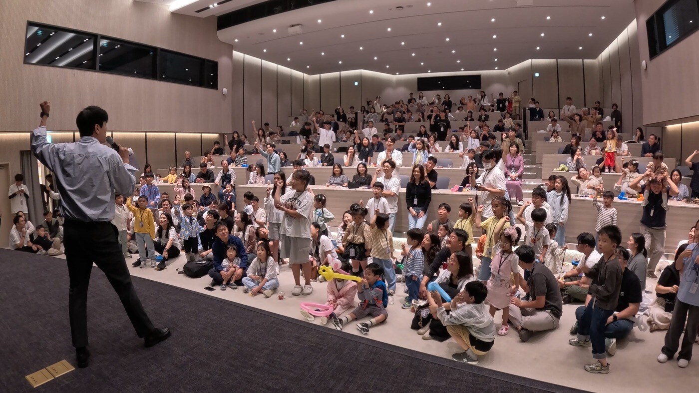 지난달 24일 LIG넥스원 2판교하우스에서 열린 '2025 LIG넥스원 패밀리데이' 행사에서 임직원 가족들이 다양한 행사에 참여하고 있다. (LIG넥스원 제공)