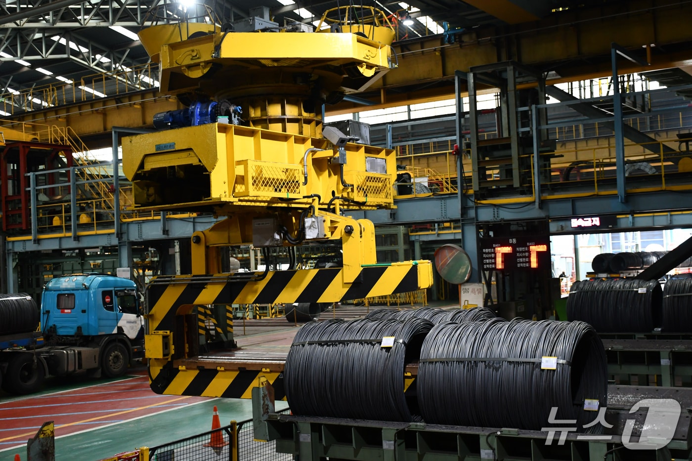포스코DX가 포항제철소에 AI와 IT를 융합한 크레인 자동화 기술을 도입, 적용한다. (포스코DX 제공, 재판매 및 DB금지) 2025.10.2/뉴스1