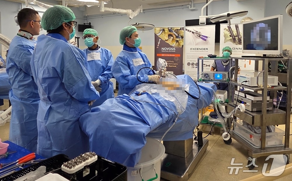 한국 의료진이 최소침습 척추수술 기술을 전수하고 있다. /사진제공 = 시지바이오