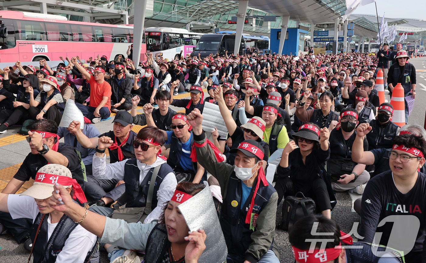 민주노총 공공운수노조 인천공항지역지부 회원들이 2일 인천국제공항 제1여객터미널에서 열린 전면파업 2일차 총파업 결의대회에서 구호를 외치고 있다. 2025.10.2/뉴스1 ⓒ News1 김성진 기자