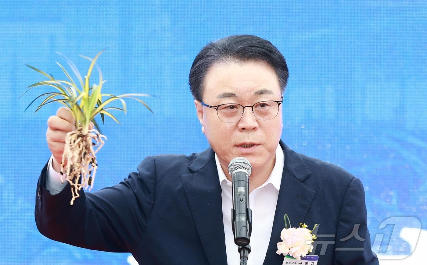 춘란 대중화를 선언한 구복규 전남 화순군수.(화순군 제공, 재배포 및 DB 금지)2025.10.2/뉴스1