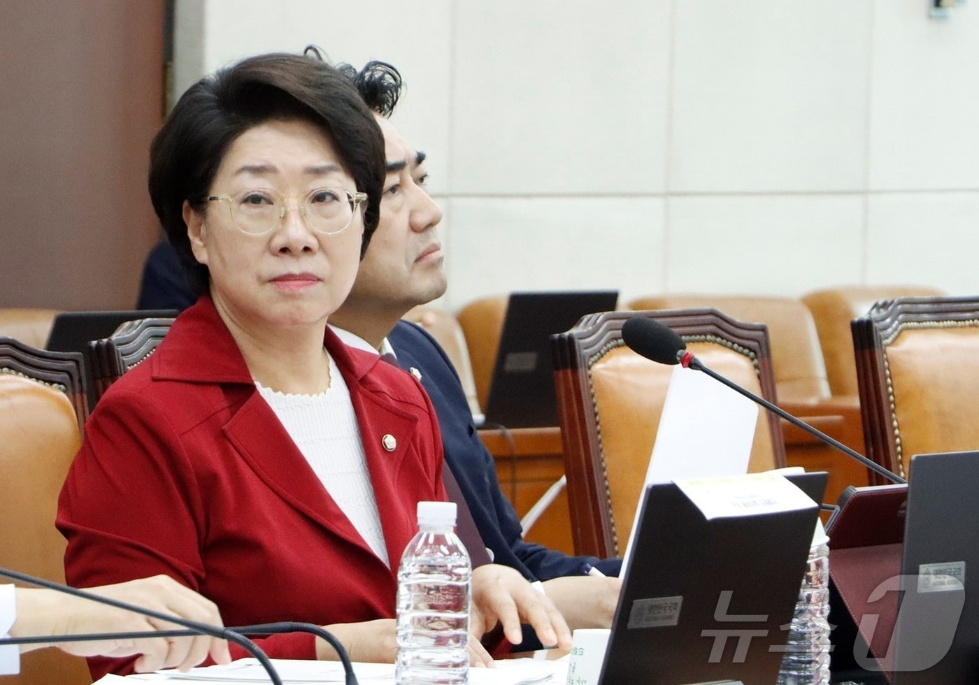 국회 행정안전위원회 소속 이달희 국민의힘 의원이 2일 국회에서 열린 중앙선거관리위원회 위원 후보자 인사청문회에서 위철환 후보자의 정치적 편향성을 지적하며 자진 사퇴를 촉구했다.(이달희 의원실 제공. 재판매 및 DB금지)/뉴스1