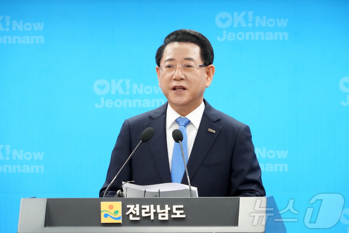 김영록 전라남도지사가 2일 전남도청 브리핑룸에서 역사적인 오픈AI와 SK 합작 글로벌 AI 데이터센터 투자 환영문을 발표하고 있다. (전남도 제공. 재판매 및 DB금지) 2025.10.2/뉴스1