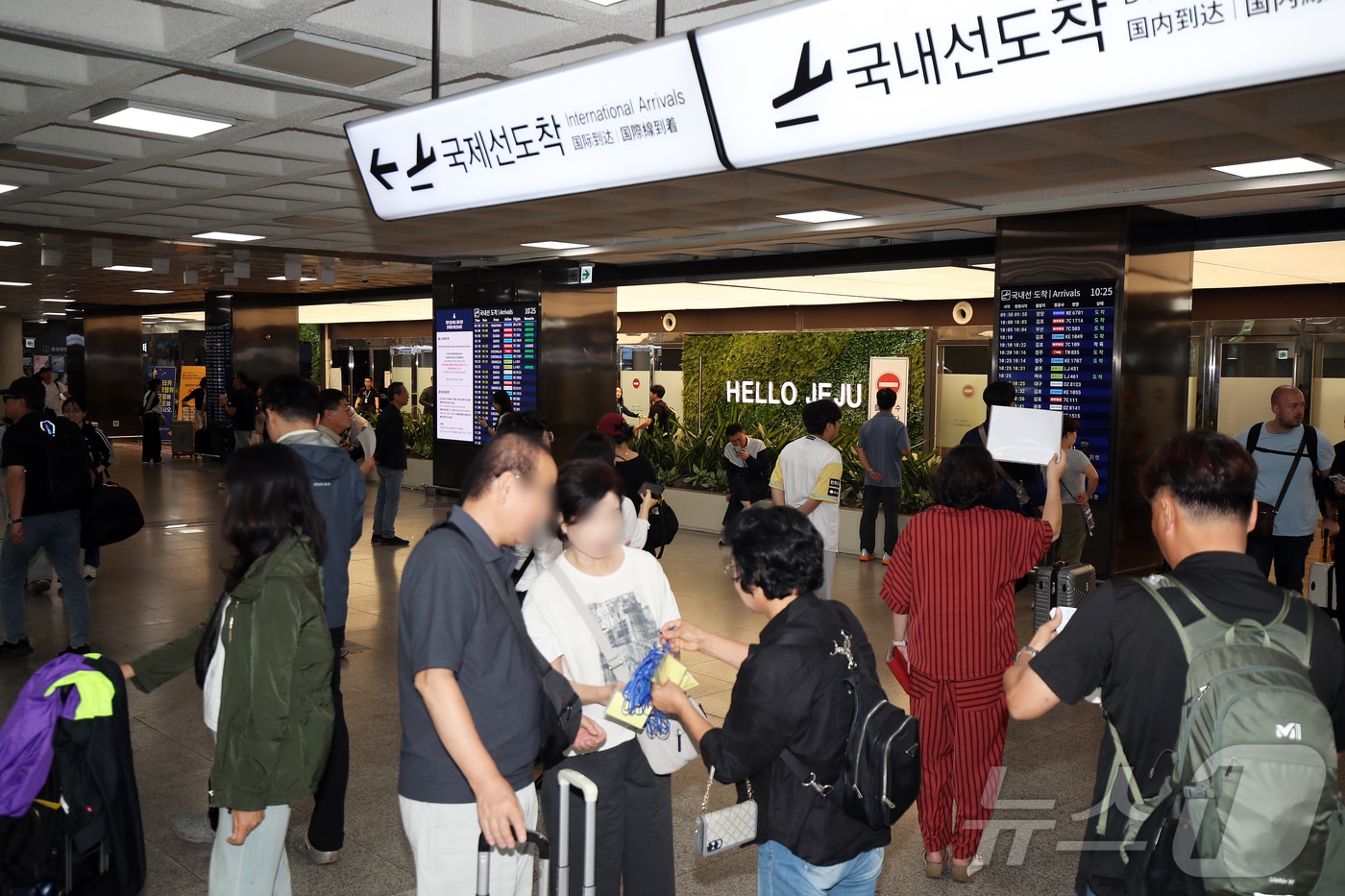 제주국제공항이 귀성객과 관광객들로 북적이고 있다. 2025.10.2/뉴스1 ⓒ News1 오미란 기자