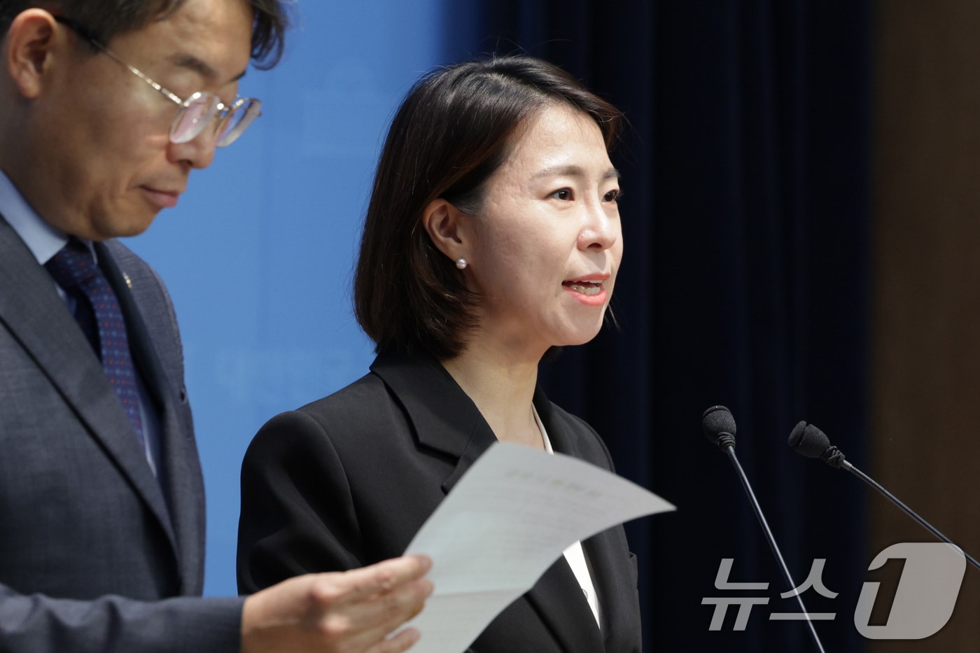 김한나 더불어민주당 서울시당 윤리심판위원이 2일 서울 여의도 국회 소통관에서 김경 시의원 관련 조사 결과를 발표하고 있다. 민주당 서울시당은 내년 지방선거 경선에서 특정 종교단체를 활용해 김민석 국무총리를 밀어주려 했다는 의혹이 제기된 김 서울시의원에 대해 제명 처분에 해당하는 징계사유가 있음을 확인하는 결정을 내렸다고 밝혔다. 2025.10.2/뉴스1 ⓒ News1 신웅수 기자