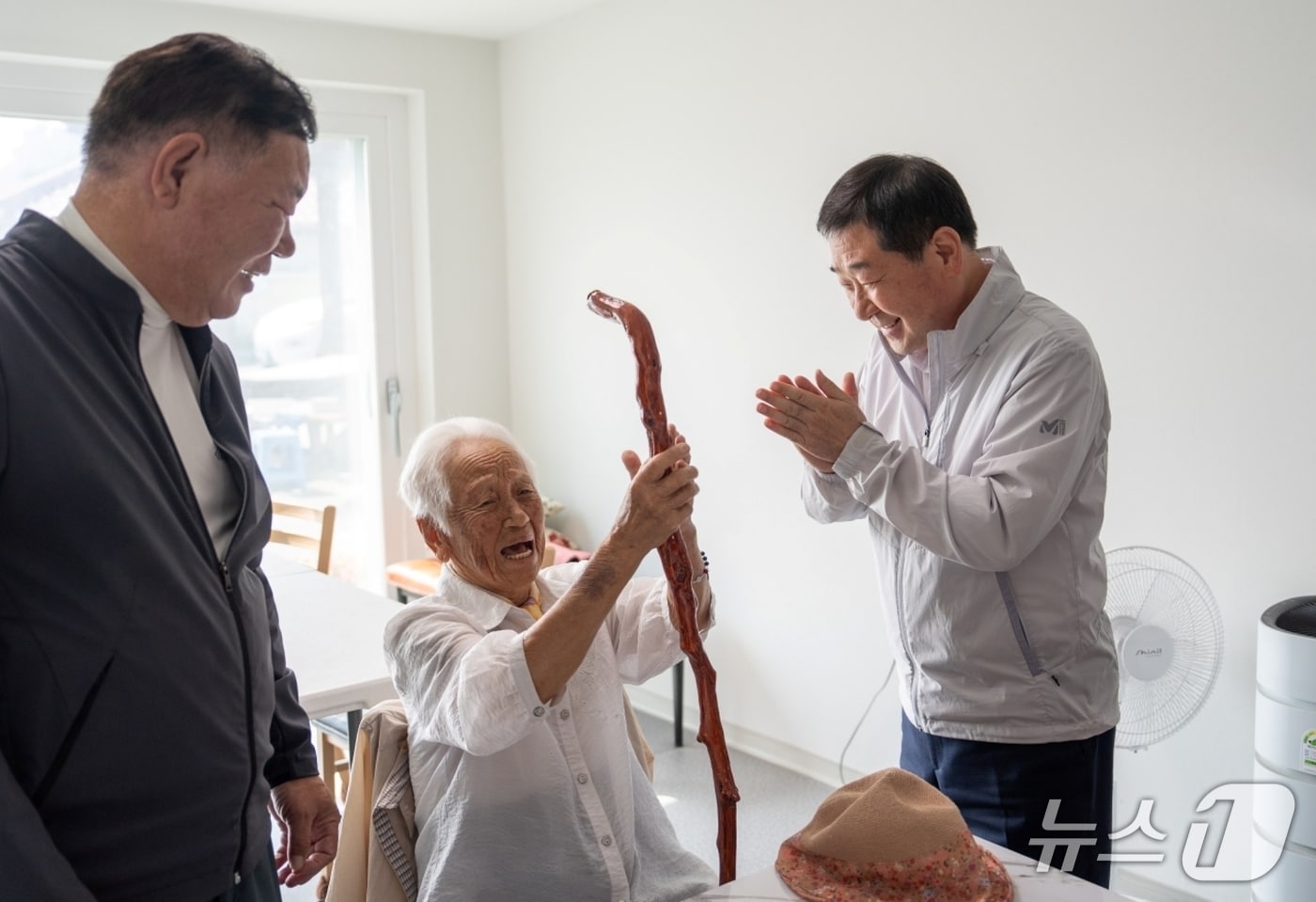 이재영 충북 증평군수가 2일 100세 어르신을 찾아 장수지팡이를 전달했다.(증평군 제공, 재판매 및 DB금지)/뉴스1