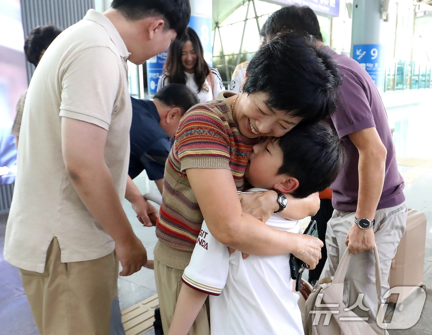 2일 오후 부산 동구 부산역에 마중 나온 할아버지와 할머니가 일찍 귀성한 아들 부부와 손주를 반기며 환하게 웃고 있다. 2025.10.2/뉴스1 ⓒ News1 윤일지 기자